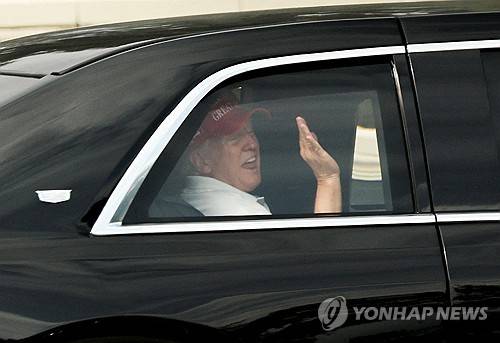 플로리다 골프장 떠나며 지지자에게 손흔드는 트럼프 [로이터=연합뉴스]