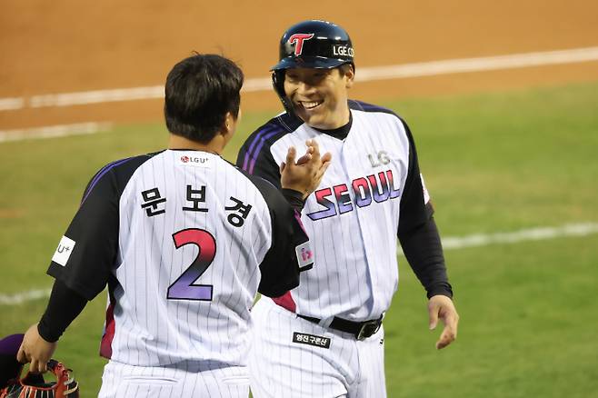4일 KIA와 홈 경기에서 서로 격려하고 있는 LG 김현수(오른쪽)와 문보경. LG