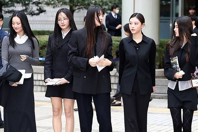 지난달 7일 열린 어도어가 뉴진스 멤버들을 상대로 제기한 '기획사 지위보전 및 광고계약 체결 등 금지 가처분' 심문기일을 마치고 취재진 앞에 선 뉴진스. 연합뉴스