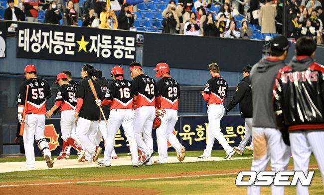 [OSEN=잠실, 이대선 기자] 프로야구 LG. 트윈스가 KIA 타이거즈를 꺾고 맞대결 8연패에서 벗어났다.&nbsp;LG는 4일 서울 잠실구장에서 열린&nbsp;2025 KBO리그&nbsp;KIA와 경기에서 8-2로 승리했다. LG는 지난해 6월 20일부터 이어진 KIA전 8연패 사슬을 끊어냈다.경기 종료 후 KIA 선수들이 경기장을 나가고 있다. 2025.04.04 /sunday@osen.co.kr