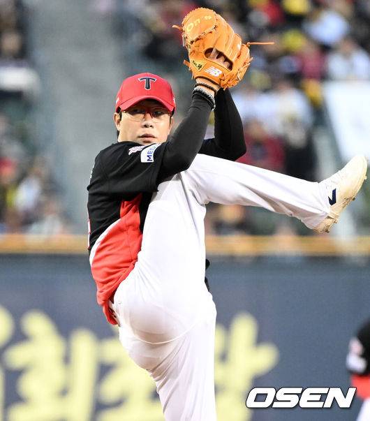 [OSEN=잠실, 이대선 기자] 4일 오후 서울 잠실야구장에서 2025 신한 SOL Bank KBO리그 LG 트윈스와 KIA 타이거즈의 경기가 열렸다.LG는 송승기, KIA는 양현종을 선발 투수로 내세웠다.1회말 무사에서 KIA 선발투수 양현종이 역투하고 있다. 2025.04.04 /sunday@osen.co.kr