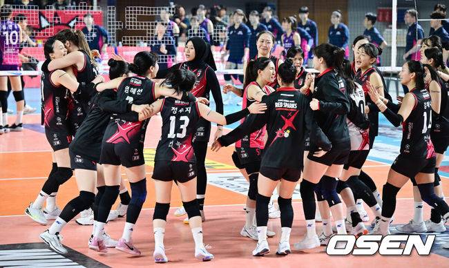 [OSEN=대전, 민경훈 기자] 4일 대전 충무체육관에서 프로배구 도드람 2024-2025 V리그 여자부 챔피언결정 3차전 정관장과 흥국생명 경기가 진행됐다. 이 경기에서 정관장은 세트 스코어 3-2(21-25, 34-36, 25-22, 25-17, 15-11)&nbsp;대역전승을 거뒀다.&nbsp;메가가 40점, 부키리치가 31점으로 도합 71점을 합작했다.&nbsp;경기를 마치고 정관장 선수들이 기뻐하고 있다. 2025.04.04 / rumi@osen.co.kr