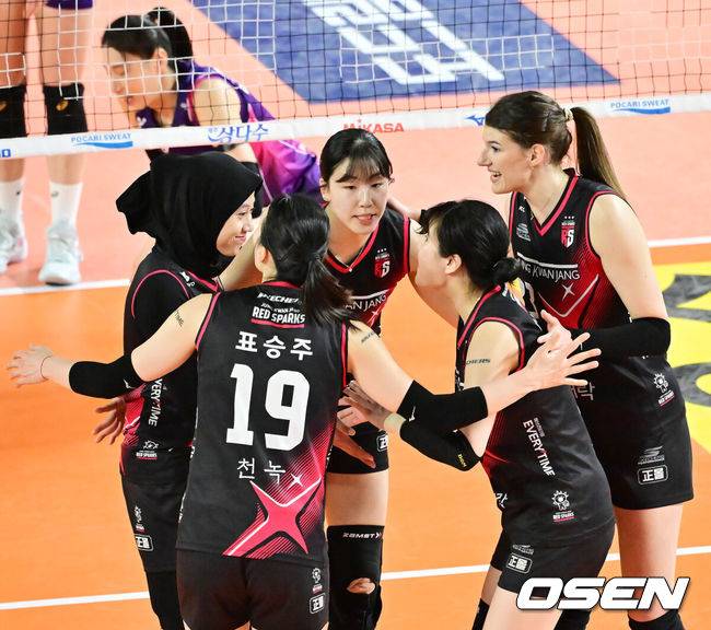 [OSEN=대전, 민경훈 기자] 4일 대전 충무체육관에서 프로배구 도드람 2024-2025 V리그 여자부 챔피언결정 3차전 정관장과 흥국생명 경기가 진행됐다.정규리그 1위를 차지한 흥국생명이 챔피언결정전 1-2차전에서 승리하며 통합우승까지 단 1승만 남은 상태다. 1세트 공격에 성공한 정관장 선수들이 기뻐하고 있다. 2025.04.04 / rumi@osen.co.kr