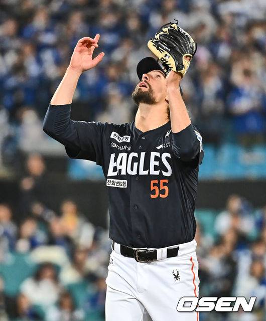 [OSEN=대구, 이석우 기자] 4일 대구삼성라이온즈파크에서 2025 신한 SOL 뱅크 KBO 리그 삼성 라이온즈와 한화 이글스의 경기가 열렸다. 홈팀 삼성은 원태인이, 방문팀 한화는 와이스가 선발 출전했다. 한화 이글스 선발투수 와이스가 5회까지 5실점 후 교체되며 아쉬움을 달래는 의식을 하고 있다. 2025.04.04 / foto0307@osen.co.kr