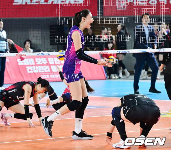 [OSEN=대전, 민경훈 기자] 4일 대전 충무체육관에서 프로배구 도드람 2024-2025 V리그 여자부 챔피언결정 3차전 정관장과 흥국생명 경기가 진행됐다.정규리그 1위를 차지한 흥국생명이 챔피언결정전 1-2차전에서 승리하며 통합우승까지 단 1승만 남은 상태다. 흥국생명 김연경이 2세트를 따내며 기뻐하고 있다. 2025.04.04 / rumi@osen.co.kr