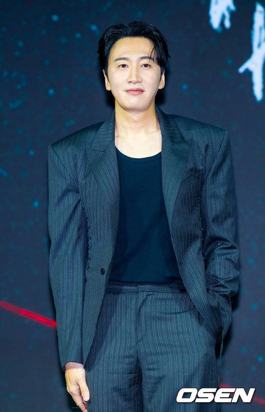 [OSEN=민경훈 기자] 31일 서울 종로구 JW 메리어트 동대문 스퀘어 그랜드볼룸에서 넷플릭스 시리즈 '악연' 제작발표회가 진행됐다. 벗어나고 싶어도 빠져나올 수 없는 악연으로 얽히고설킨 6인의 이야기를 그린 범죄 스릴러로, 영화 '검사외전', '리멤버' 이일형 감독의 첫 시리즈 작품이다. 여기에 박해수, 신민아, 이희준, 김성균, 이광수, 공승연 등 믿고 보는 배우들의 신선한 앙상블로 기대를 더하고 있다.배우 이광수가 포즈를 취하고 있다. 2025.03.31 / rumi@osen.co.kr