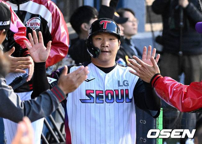 [OSEN=잠실, 이대선 기자] 4일 오후 서울 잠실야구장에서 2025 신한 SOL Bank KBO리그 LG 트윈스와 KIA 타이거즈의 경기가 열렸다.LG는 송승기, KIA는 양현종을 선발 투수로 내세웠다.1회말 2사 3루에서 LG 김현수의 중전 적시타 때 3루주자 문보경이 득점 후 더그아웃에서 환호하고 있다. 2025.04.04 /sunday@osen.co.kr