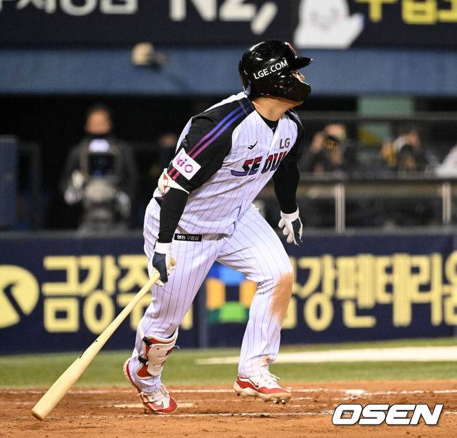 [OSEN=잠실, 이대선 기자] 4일 오후 서울 잠실야구장에서 2025 신한 SOL Bank KBO리그 LG 트윈스와 KIA 타이거즈의 경기가 열렸다.LG는 송승기, KIA는 양현종을 선발 투수로 내세웠다.5회말 1사 3루에서 LG 문보경이 희생플라이를 날리고 있다. 2025.04.04 /sunday@osen.co.kr