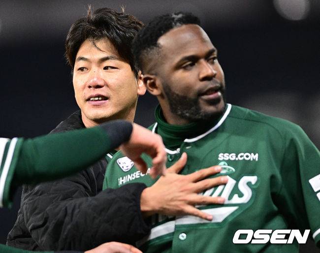 [OSEN=인천, 최규한 기자] 4일 오후 인천 SSG랜더스필드에서 ‘2025 신한 SOL Bank KBO리그’ SSG 랜더스와 KT 위즈의 경기가 열렸다.홈팀 SSG은 김광현, 방문팀 KT는 윌리엄 쿠에바스를 선발로 내세웠다.3회말 무사 2루 상황 SSG 에레디아가 KT 선발 쿠에바스와 신경전을 벌인 끝에 볼넷을 얻어냈다. 이후 쿠에바스가 에레디아에게 다가가자 양 팀 선수들이 그라운드로 나오며 벤치 클리어링이 발발했다. 에레디아를 말리는 김광현과 최지훈. 2025.04.04 / dreamer@osen.co.kr