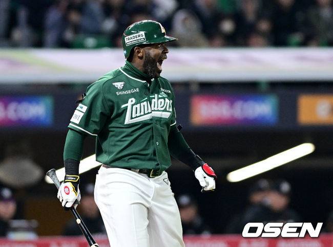 3회말 무사 2루 상황 SSG 에레디아가 KT 선발 쿠에바스와 신경전을 벌인 끝에 볼넷을 얻어냈다. 1루로 향하며 쿠에바스를 향해 소리치는 에레디아.