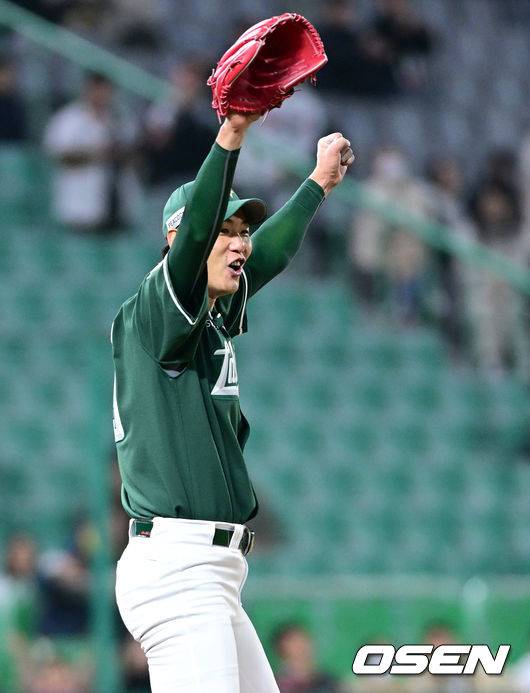 선발로 나선 SSG 김광현이 5회초 2사 1루 상황 KT 장성우의 땅볼 타구를 잡아 1루로 송구해 아웃시킨 유격수 박성한의 플레이를 보며 환호하고 있다.