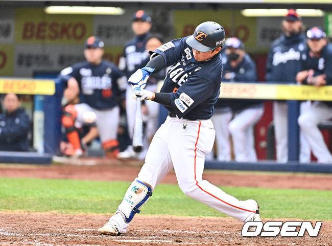 [OSEN=대구, 이석우 기자] 5일 대구삼성라이온즈파크에서 2025 신한 SOL 뱅크 KBO 리그 삼성 라이온즈와 한화 이글스의 경기가 열렸다. 홈팀 삼성은 이승현이, 방문팀 한화는 류현진이 선발 출전했다. 한화 이글스 문현빈이 8회초 2사 우중월 솔로 홈런을 치고 있다. 2025.04.05 / foto0307@osen.co.kr