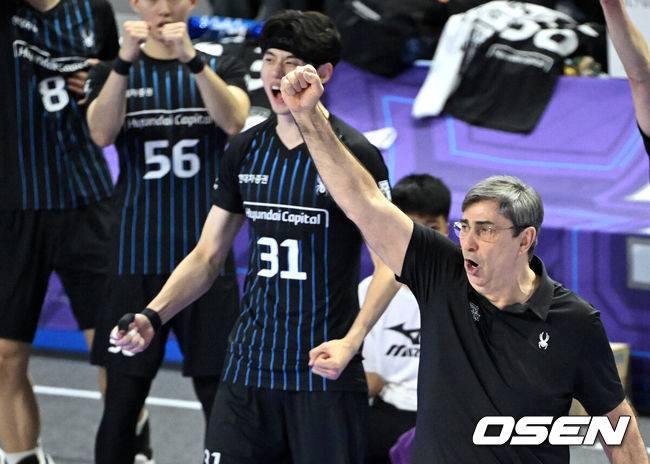 [OSEN=인천, 이대선 기자] 5일 오후 인천 계양체육관에서 도드람 2024-2025 V리그 남자부 챔피언결정전 3차전 대한항공과 현대캐피탈의 경기가 열렸다.정규리그 1위 현대캐피탈은 홈에서 열린 챔피언결정전 2경기를 독식하며 통합우승까지 1승만을 남겨두게 됐다.반면 지난 시즌까지 V리그를 통합 4연패로 평정했던 대한항공은 1패면 챔피언결정전 5연패 꿈이 무산되는 벼랑 끝에 몰렸다.1세트 현대캐피탈 필립 블랑 감독이 득점에 환호하고 있다. 2025.04.05 /sunday@osen.co.kr