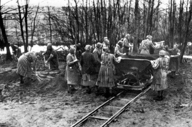 ▲ 베를린 북쪽 라벤스브뤼크 수용소의 여성 수감자들. 12만 명에 이르렀던 여성 수감자들 가운데 일부는 나치 ‘위안소’로 끌려가 ‘성 노예’로 일했다. ⓒGerman Federal Archive