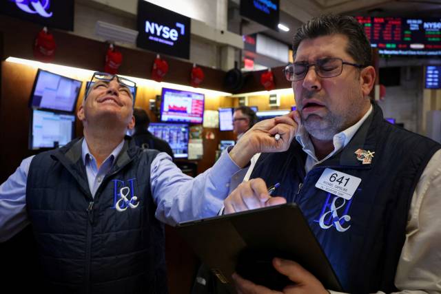 4일(현지 시간) 미국 뉴욕 뉴욕증권거래소에서 트레이더들이 업무를 보고 있다. 로이터연합뉴스