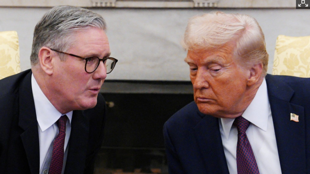 키어 스타머(왼쪽) 영국 총리가 지난 2월 미국 백악관을 방문한 자리에서 도널드 트럼프 대통령과 대화를 나누고 있다. AFP연합뉴스