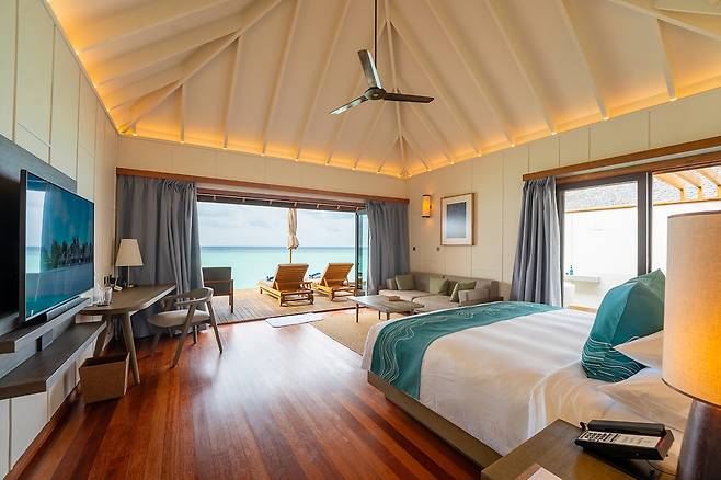 고급 목재를 활용한 벨리간두의 선셋 오션 빌라. 아진출처|팜투어