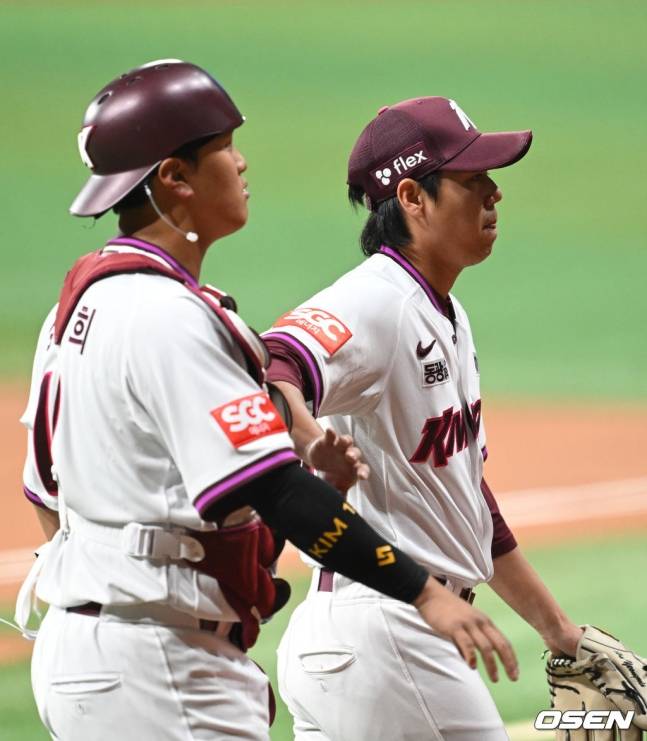 김건희(왼쪽)와 하영민이 서로 하이파이브를 하고 있다.