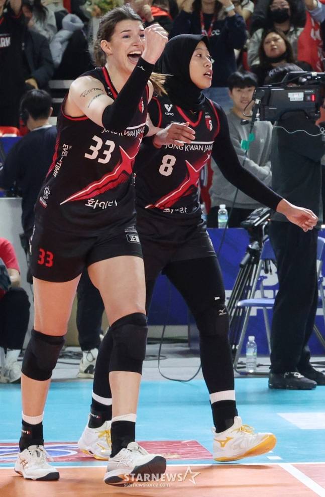 득점 후 기뻐하는 부키리치(왼쪽)와 메가. /사진=김진경 대기자