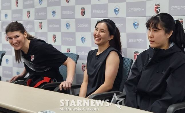 인터뷰 도중 환히 웃는 부키리치(왼쪽부터)와 노란, 염혜선. /사진=안호근 기자