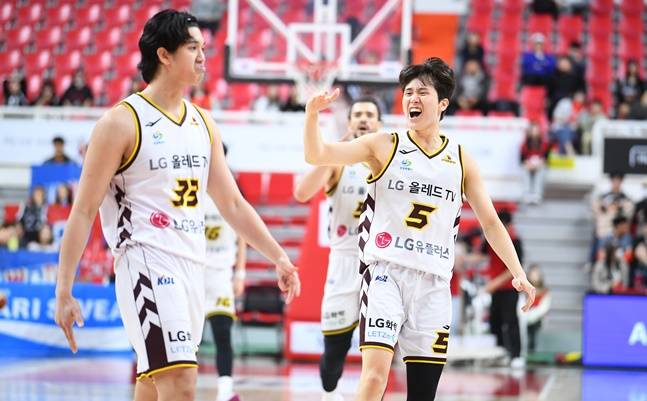 LG 양준석(오른쪽)이 환호하고 있다. /사진=KBL 제공