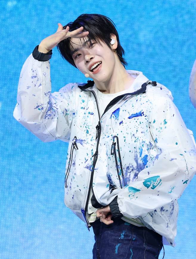 (서울=뉴스1) 권현진 기자 = 그룹 클로즈 유어 아이즈(CLOSE YOUR EYES) 장여준이 2일 서울 광진구 예스24 라이브홀에서 가진 첫 번째 미니 앨범 '이터널티(ETERNALT)' 발매 쇼케이스에서 신곡을 선보이고 있다. 2025.4.2/뉴스1  Copyright (C) 뉴스1. All rights reserved. 무단 전재 및 재배포,  AI학습 이용 금지. /사진=(서울=뉴스1) 권현진 기자