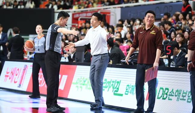 LG 조상현 감독(가운데)이 항의하고 있다. /사진=KBL 제공