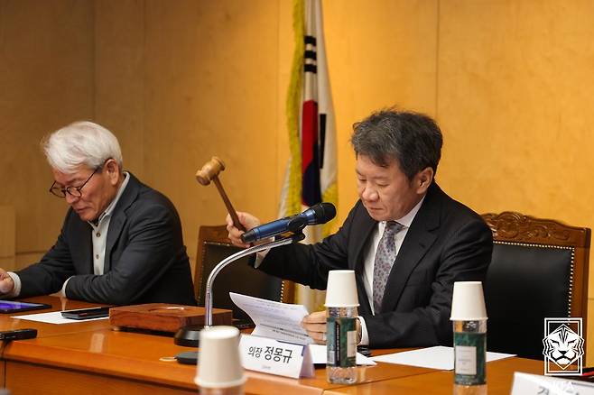 대한축구협회가 4일 오후 서울 용산구 HDC아이파크몰 내 회의실에서 2025년 정기 대의원총회를 개최했다. 이날 대의원총회는 재적 대의원 34명 가운데 25명이 참석했다. 이날 정 회장은 제55대 대한축구협회장으로 보고됐다.&nbsp;대한축구협회