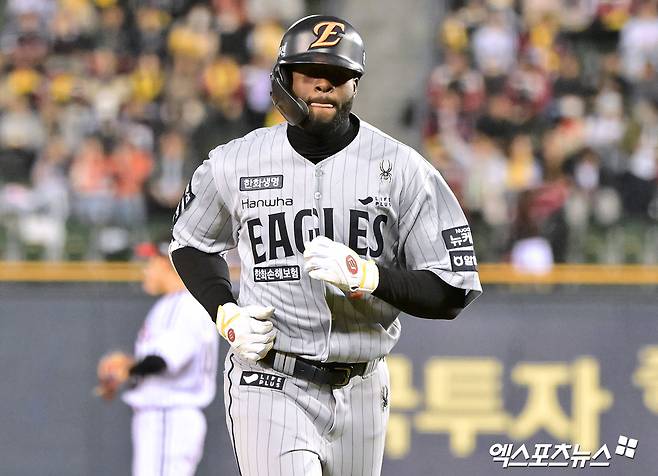 27일 오후 서울 송파구 잠실야구장에서 열린 '2025 신한 SOL Bank KBO리그' 한화 이글스와 LG 트윈스의 경기, 4회초 1사 한화 플로리얼이 좌익수 플라이로 아웃된 후 아쉬워하고 있다. 엑스포츠뉴스DB