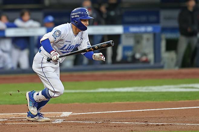 삼성 라이온즈는 4일 대구삼성라이온즈파크에서 열린 2025 신한 SOL Bank KBO리그 한화 이글스와의 홈경기에서 5-0 완승을 거뒀다. 삼성 김지찬은 경기 중 햄스트링 통증으로 교체됐고, 5일 선발 라인업에서 제외됐다. 삼성 라이온즈