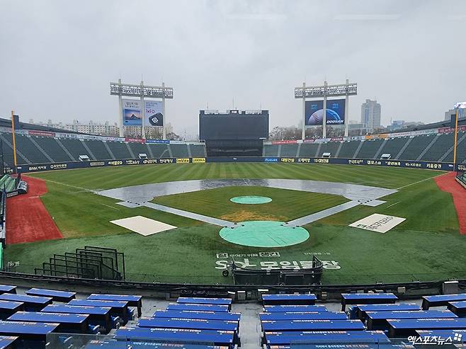 LG와 KIA는 5일 오후 2시 잠실구장에서 '2025 신한 SOL Bank KBO 리그' 정규시즌 2차전을 예정이었으나 그라운드를 흠뻑 적신 빗줄기 탓에 맞대결을 다음으로 미뤄야 했다,. 잠실, 박정현 기자