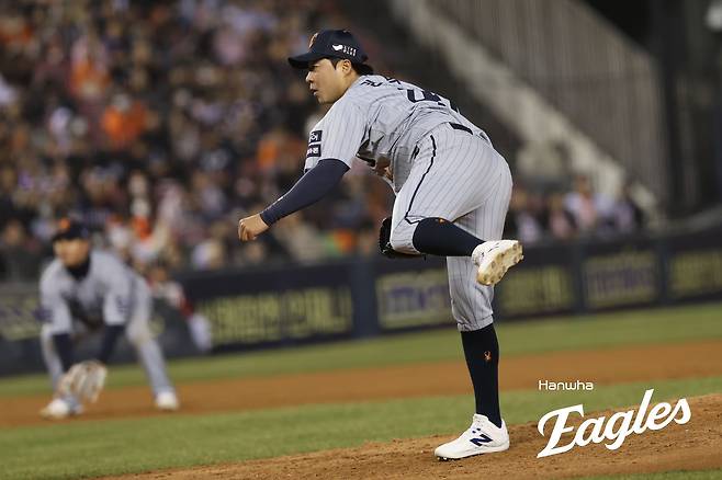 한화 이글스 김범수는 지난달 25일 잠실 LG전을 앞두고 콜업됐으나 이날 아웃카운트를 잡지 못하고 2피안타 1실점(1자책점)을 기록한 뒤 이튿날 말소됐다. 그리고 열흘을 채운 후 다시 김경문 감독의 부름을 받았다. 한화 이글스