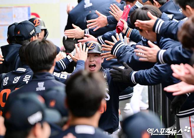 5일 오후 대구삼성라이온즈파크에서 열린 '2025 신한 SOL Bank KBO리그' 한화 이글스와 삼성 라이온즈의 경기, 9회초 2사 1,2루 한화 문현빈이 스리런 홈런을 날린 후 더그아웃에서 하이파이브를 하고 있다. 대구, 김한준 기자