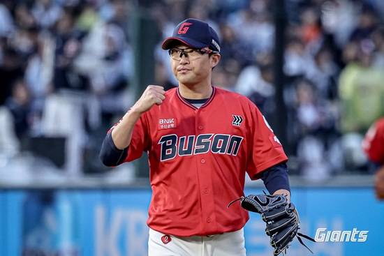 롯데 자이언츠가 5일 사직 두산전에서 유강남의 선제 솔로 홈런과 박세웅의 7이닝 9탈삼진 무실점 쾌투로 전날 대패를 설욕했다. 레이예스와 김민성도 결정적인 추가 적시타를 때려 팀 승리를 도왔다. 롯데 자이언츠