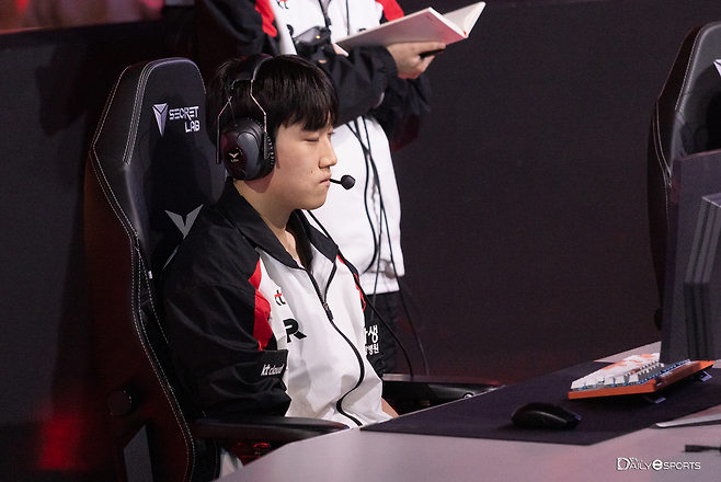 경기 전 눈을 감고 집중하는 kt '캐스팅' 신민제.