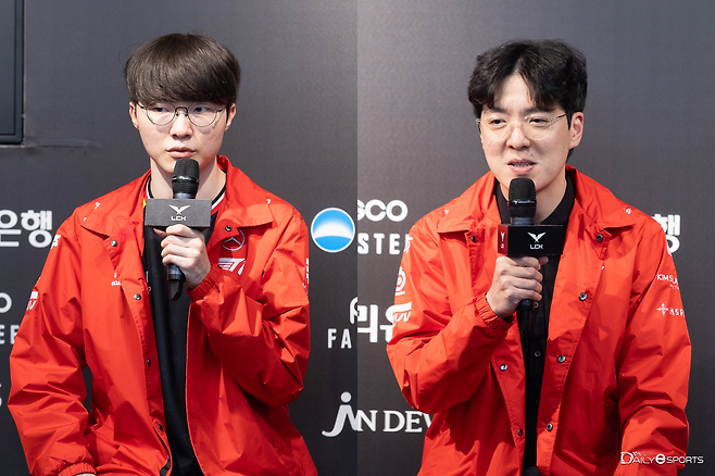 T1 '페이커' 이상혁(왼쪽)-김정균 감독.