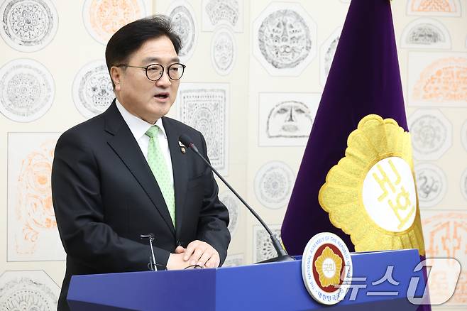 우원식 국회의장이 윤석열 전 대통령이 파면된 4일 오후 서울 여의도 국회에서 대국민 특별담화 발표를 하고 있다. 2025.4.4/뉴스1 ⓒ News1 이광호 기자