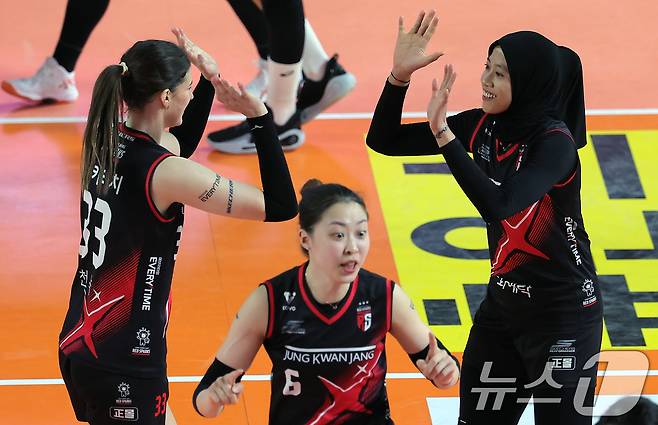 6일 오후 대전 중구 충무체육관에서 열린 프로배구 '2024-2025 도드람 V리그' 여자부 챔피언결정전 4차전, 정관장과 흥국생명의 경기에서 정관장 메가와 부키리치가 공격 성공 후 기쁨을 나누고 있다. 2025.4.6/뉴스1 ⓒ News1 박정호 기자