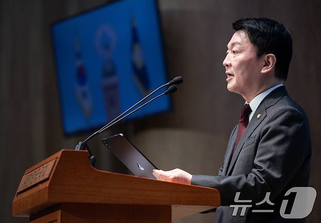 안철수 국민의힘 의원이 23일 오전 서울 여의도 국회 소통관에서 더불어민주당 규탄 등 현안 기자회견을 하고 있다. 2025.3.23/뉴스1 ⓒ News1 이재명 기자