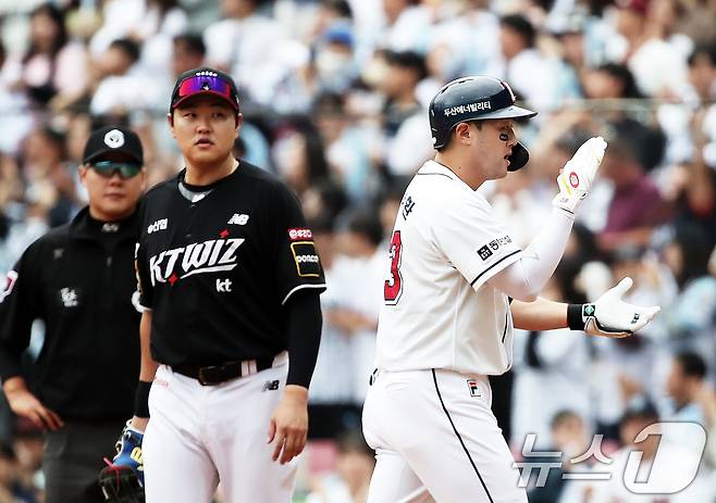 3일 오후 서울 송파구 잠실야구장에서 열린 프로야구 '2024 신한 SOL 뱅크 KBO리그' KT 위즈와 두산 베어스의 포스트시즌 와일드카드 결정전 2차전, 0-0으로 팽팽히 맞선 5회말 두산 공격 선두타자 양석환이 안타를 치고 나간 후 기뻐하고 있다. 2024.10.3/뉴스1 ⓒ News1 오대일 기자