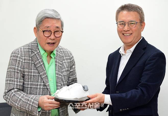 임종수 작곡가와 김상혁 회장(오른쪽). 이주상기자 rainbow@sportsseoul.com