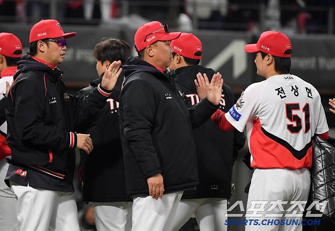 3일 광주 기아챔피언스필드에서 열린 KIA 타이거즈와 삼성 라이온즈의 경기. 승리한 KIA 이범호 감독이 전상현이 기뻐하고 있다. 광주=박재만 기자 pjm@sportschosun.com/2025.04.03/