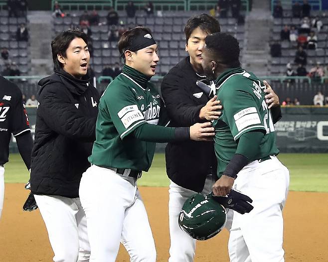 에레디아를 말리는 SSG 선수들. 사진= SSG 랜더스