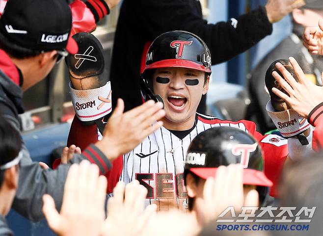 6일 서울 잠실구장에서 열린 KIA-LG전. 2회말 2사 만루 홍창기의 안타 때 1루주자 박해민의 상대 실책을 틈 타 득점한 후 환호하고 있다. 잠실=정재근 기자 cjg@sportschosun.com/2025.4.6/
