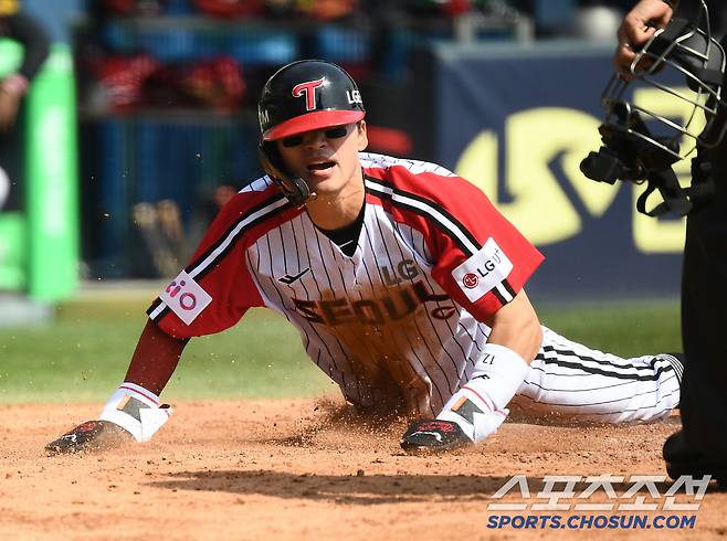 6일 서울 잠실구장에서 열린 KIA-LG전. 2회말 2사 만루 홍창기의 안타 때 1루주자 박해민의 상대 실책을 틈 타 득점하고 있다. 잠실=정재근 기자 cjg@sportschosun.com/2025.4.6/