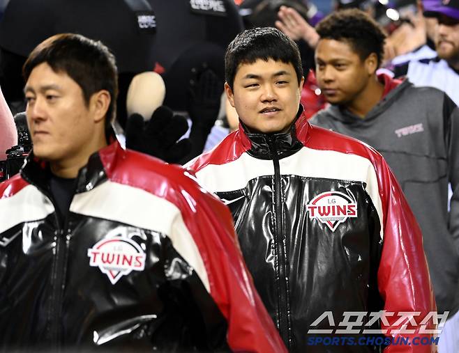 4일 잠실야구장에서 열린 KIA와 LG의 경기, LG가 8대2로 승리했다. 승리의 기쁨을 나누는 LG 장현식의 모습. 잠실=허상욱 기자 wook@sportschosun.com/2025.04.04/