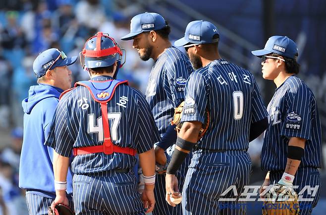 6일 대구 삼성라이온즈파크에서 열린 삼성 라이온즈와 한화 이글스의 경기. 8회초 퍼펙트가 깨지자 삼성 박진만 감독이 직접 마운드를 찾아 선발 레예스를 교체하고 있다. 대구=박재만 기자 pjm@sportschosun.com/2025.04.06/