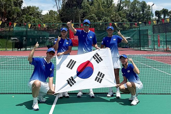 U14 여자대표팀(임준우 트레이너, 이예린, 임규태 감독, 임예린, 김서현 왼쪽부터)
