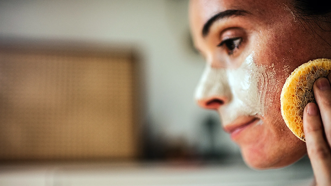 많은 프로바이오틱스 스킨케어 제품이 유익한 미생물의 성장을 촉진하는 물질을 함유하고 있지만, 살아있는 미생물을 피부에 직접 바르면 더 큰 효과를 얻을 수 있을지도 모른다