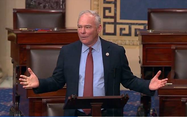 지난 4일 미 의회 상원 본회의장에서 민주당 팀 케인 상원의원이 "한국과 일본을 중국의 품으로 밀어넣는 트럼프의 관세 조치는 '경제적 바보짓'"이라고 비판하고 있다. /유튜브